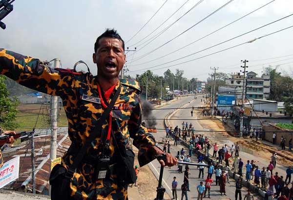 As the conflict spread, rebel BDR soldiers took position with heavy guns in Sylhet BDR camp. 26th February. Sylhet. Bangladesh. A H Arif/DrikNews